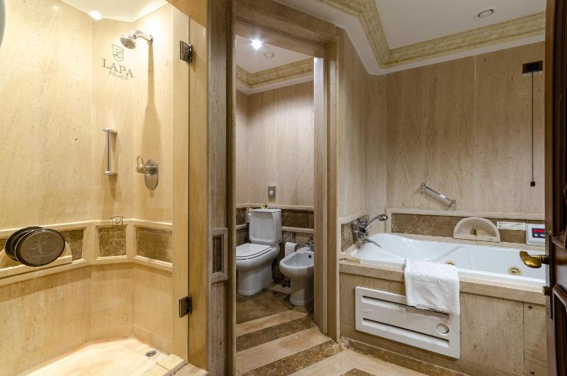 Palace Deluxe Room image 3