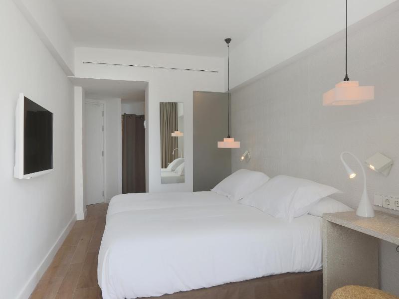 Twin Room with Partial Sea View image 3