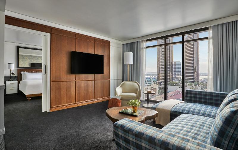 Deluxe One-Bedroom Suite image 4