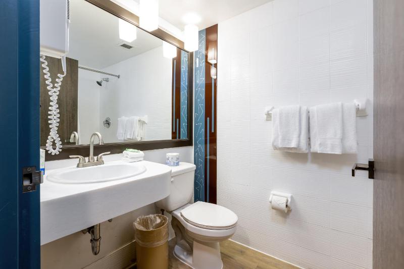 Standard King Room image 3