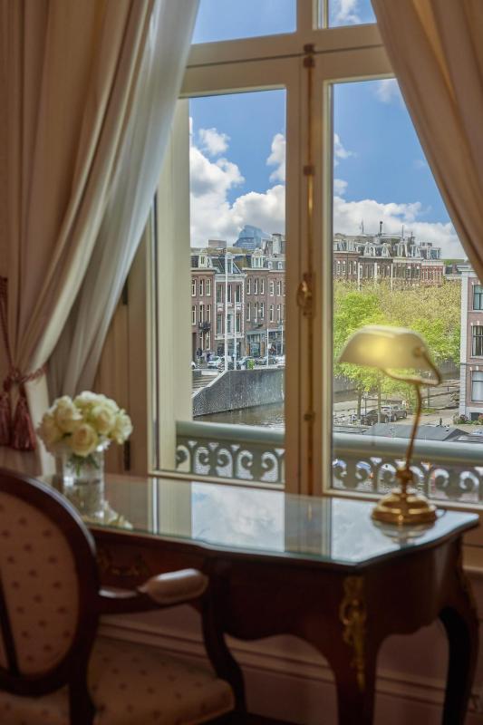 One-Bedroom Suite with City View image 4