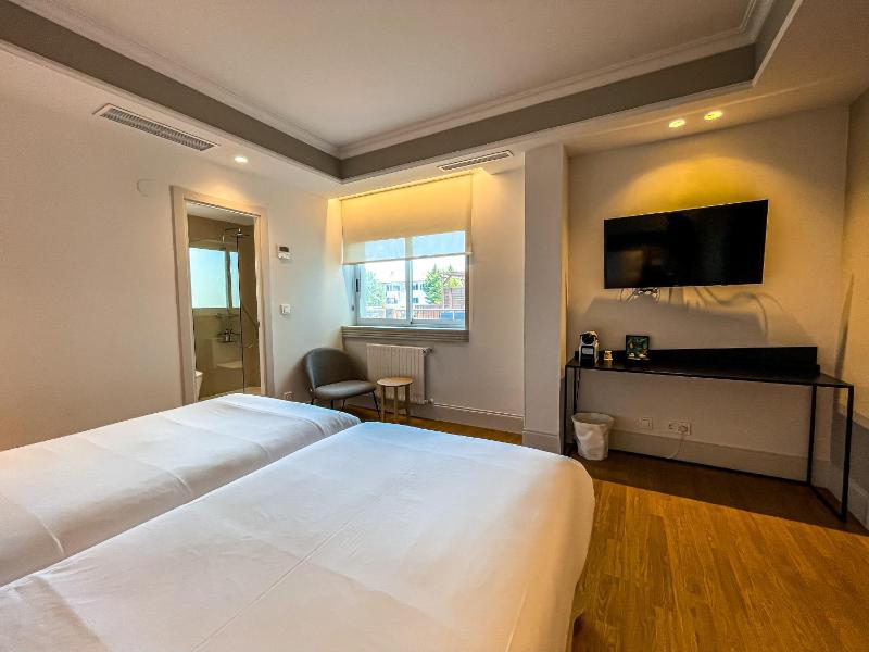 Standard Twin Room image 4