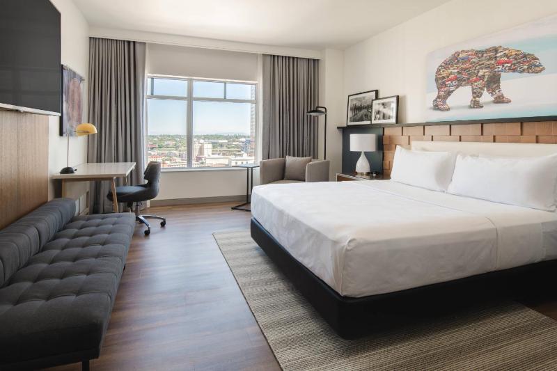 Club King Room with Lounge Access image 1