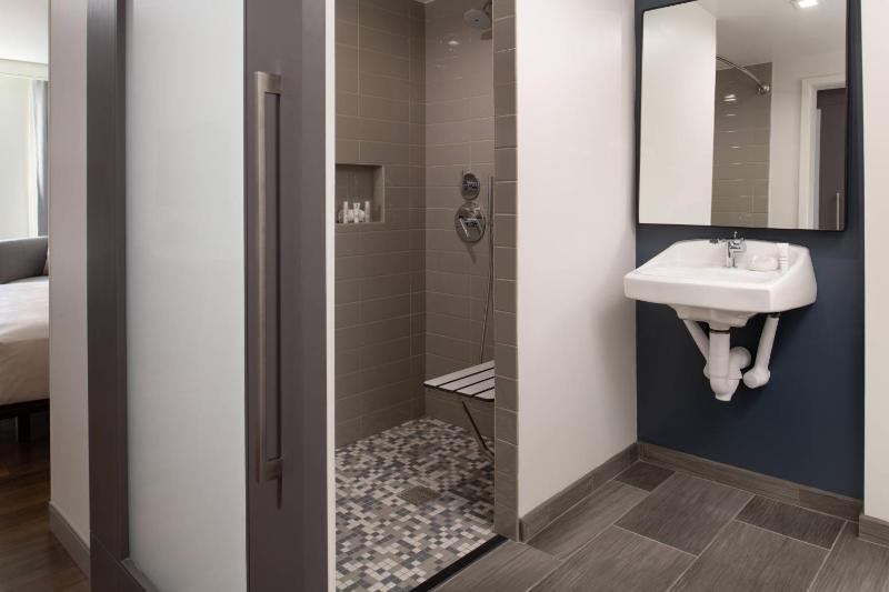 Standard King Room image 2