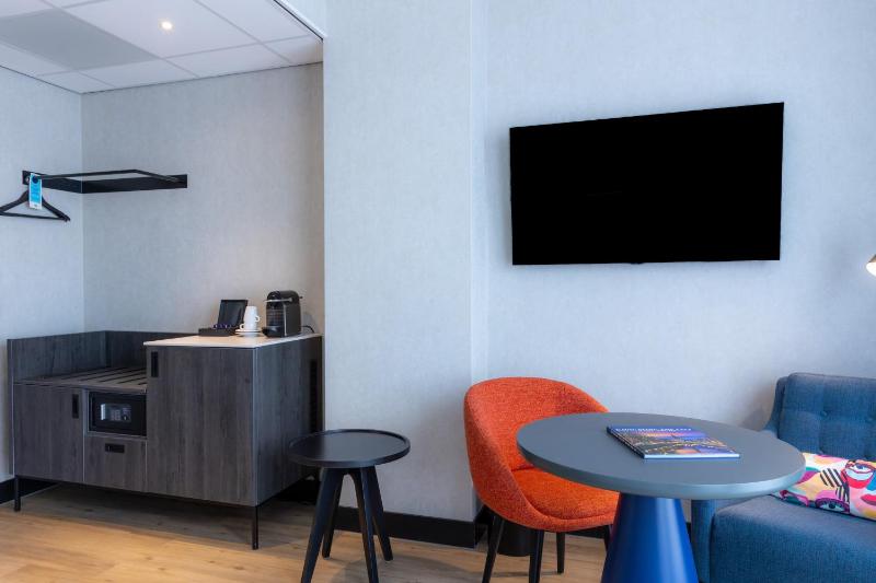 Deluxe Room with Balcony - Top Floor image 4