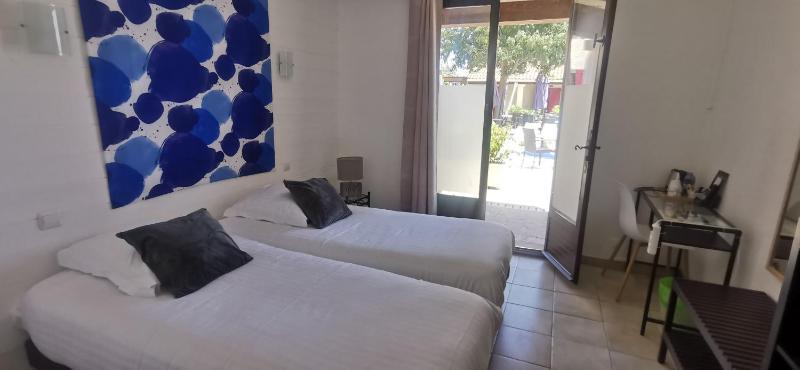 Comfort Twin Room With Terrace image 4