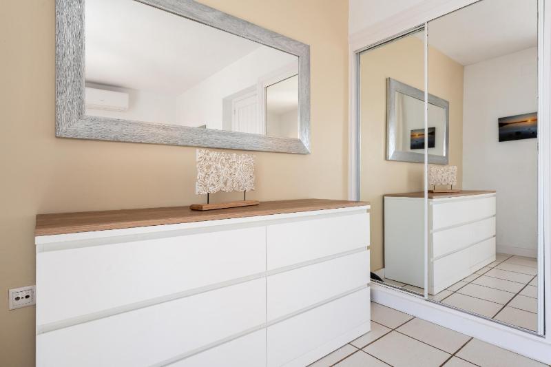 Dona Lola Micaela Beach front duplex 2 bedroom apartment - open sea and beach views surrounded by bars and restaurants - Costa del Sol - CS199 - image 35