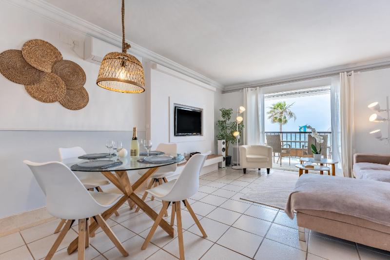 Dona Lola Micaela Beach front duplex 2 bedroom apartment - open sea and beach views surrounded by bars and restaurants - Costa del Sol - CS199 - image 4