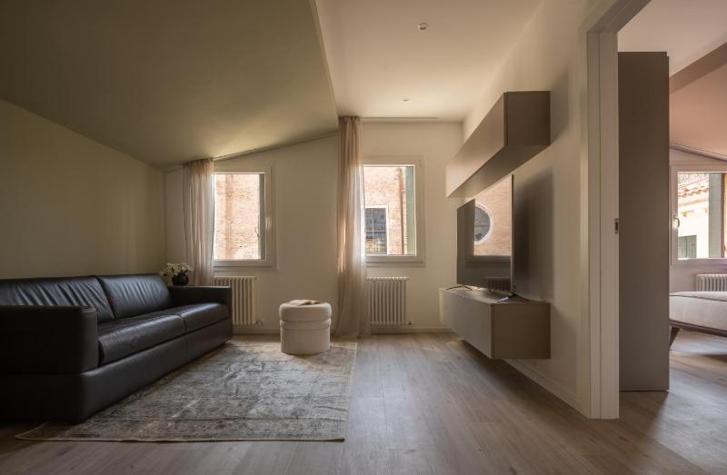 Sant'Aponal Cozy Apartment with Balcony R&R - image 8