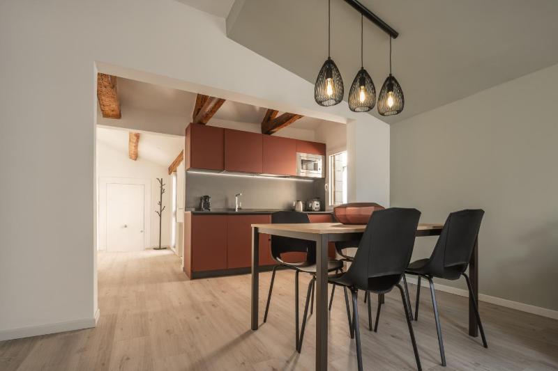 Sant'Aponal Cozy Apartment with Balcony R&R - image 16