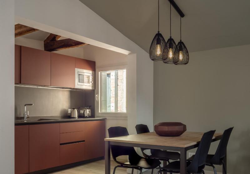 Sant'Aponal Cozy Apartment with Balcony R&R - image 12