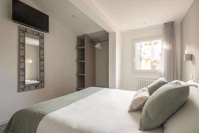 Sant'Aponal Cozy Apartment with Balcony R&R - image 11