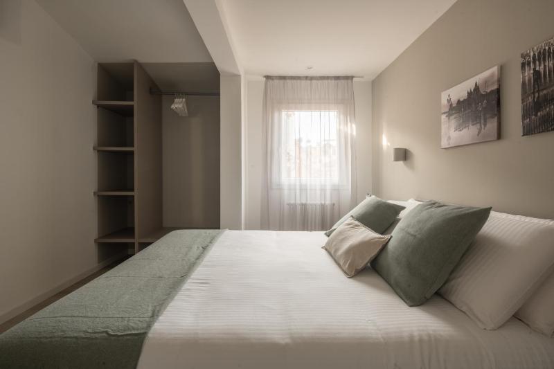 Sant'Aponal Cozy Apartment with Balcony R&R - image 13