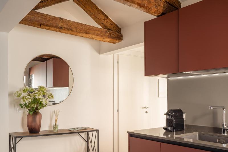 Sant'Aponal Cozy Apartment with Balcony R&R - image 10