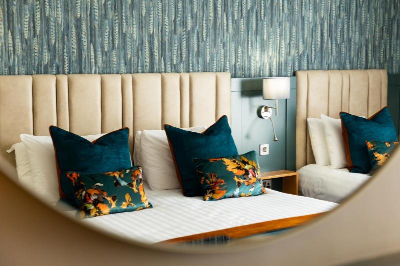 Deluxe Twin Room image 3