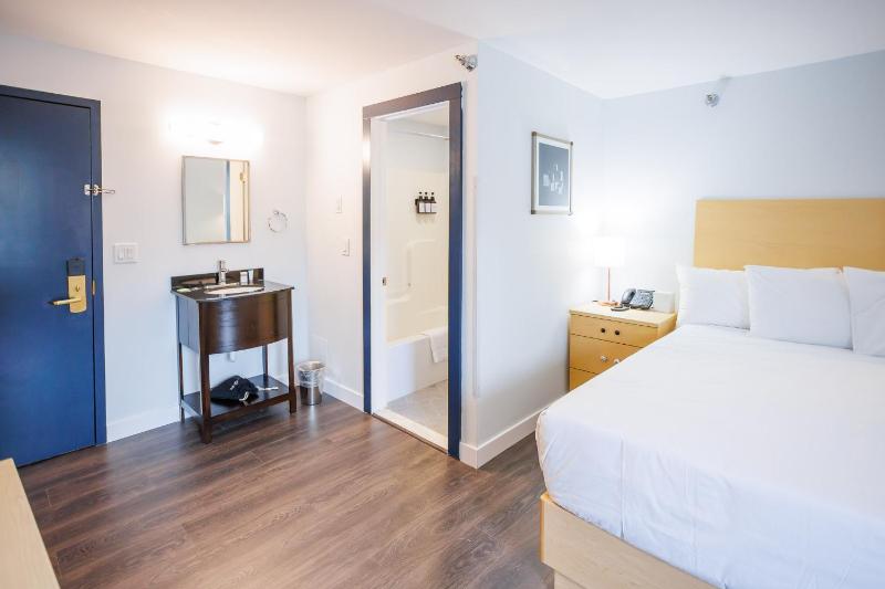 Standard King Room image 1