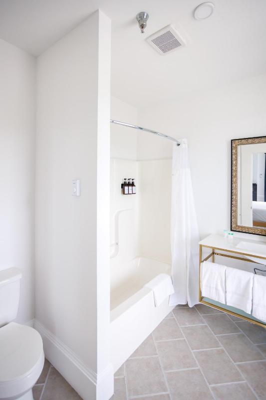 Superior King Room image 3