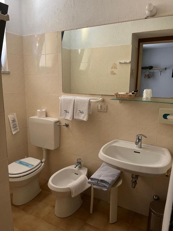 Economy Double Room image 4