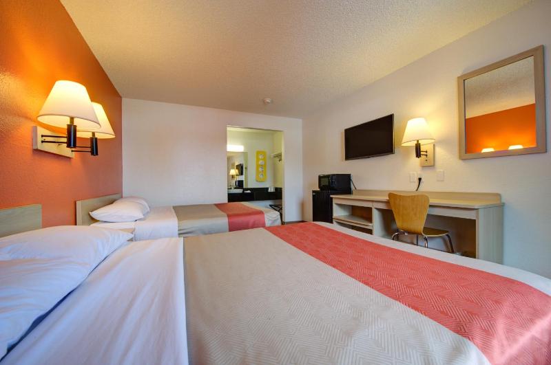 Queen Room with Two Queen Beds - Smoking image 1