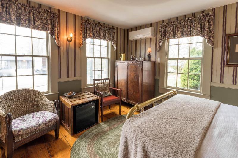 Queen Room image 3