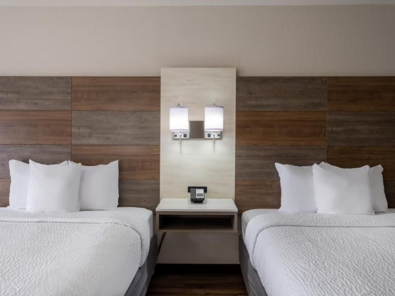 Queen Room with Two Queen Beds - Non-Smoking image 4