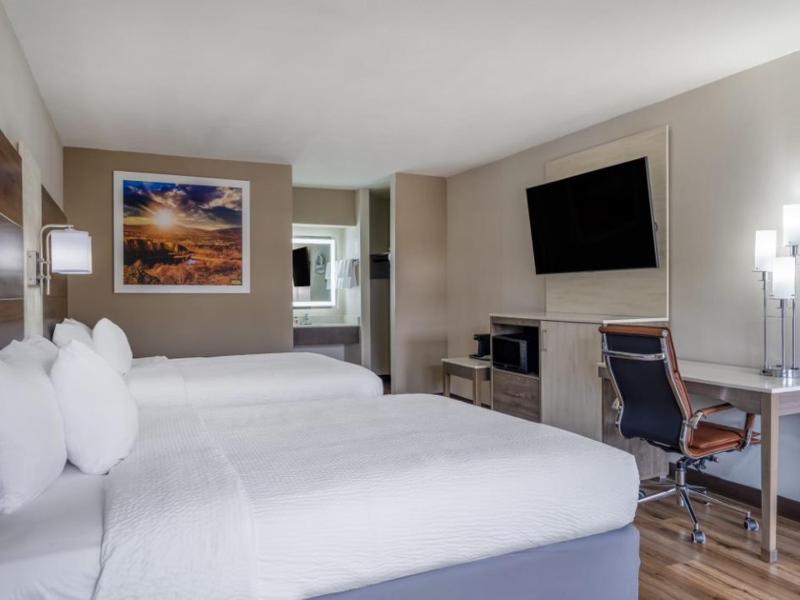 Queen Room with Two Queen Beds - Non-Smoking image 3