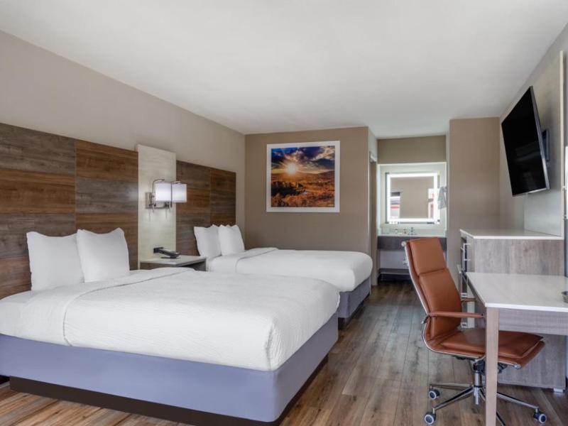 Queen Room with Two Queen Beds - Non-Smoking image 2