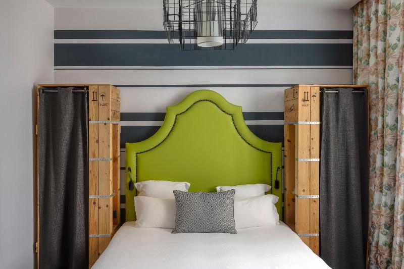 Deluxe Room image 3