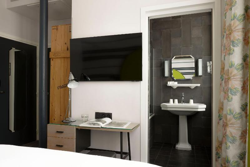 Superior Triple Room image 2