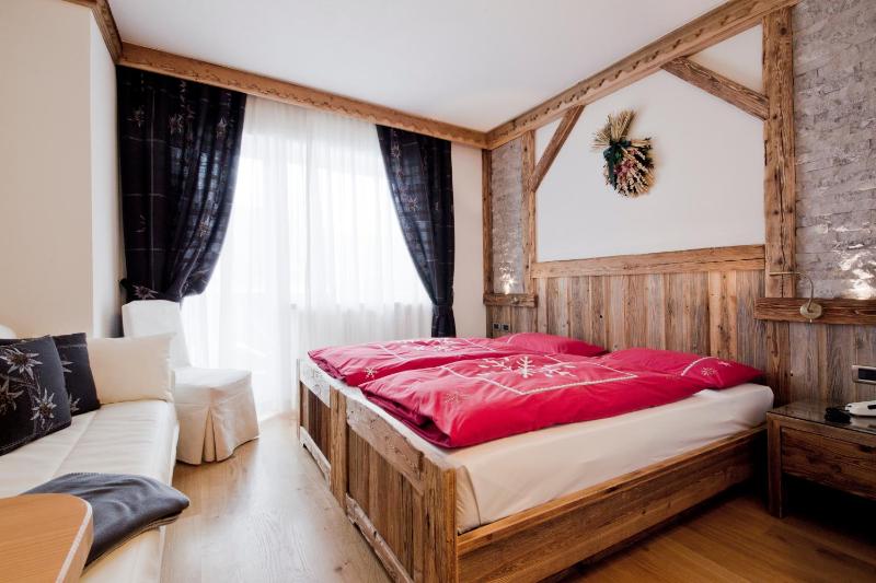 Superior Double or Twin Room with Mountain View image 3