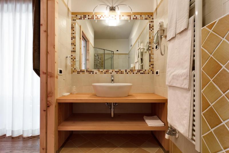 Deluxe Triple Room image 3