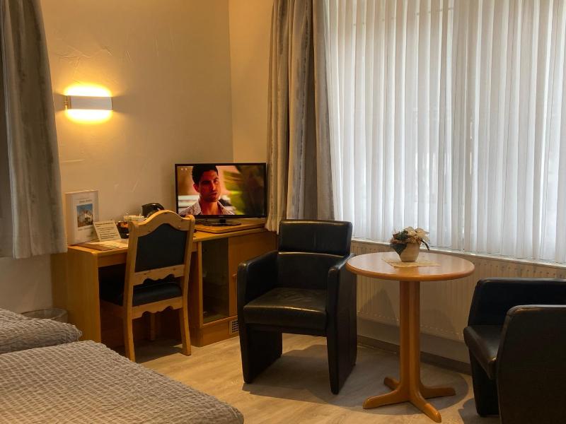 Double Room image 3