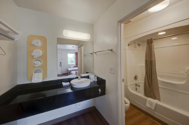 Queen Room image 1