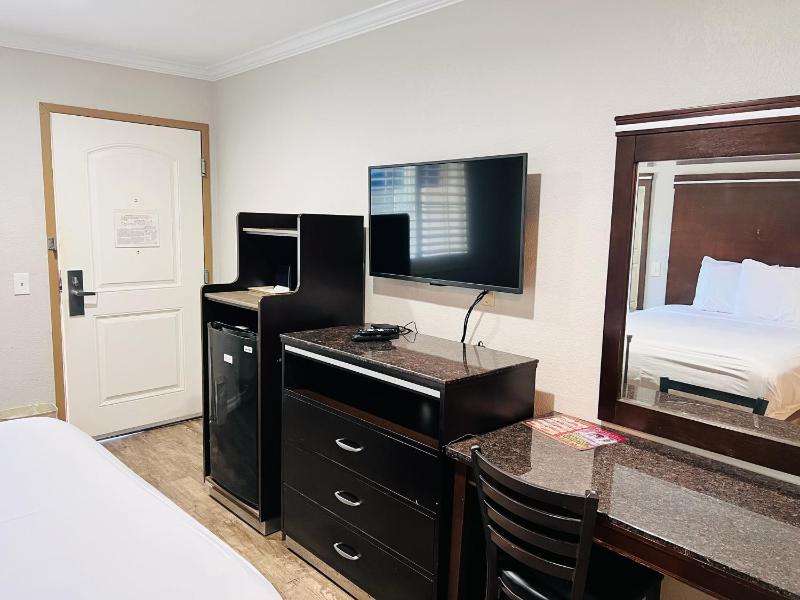 Queen Room - Accessible/Non-Smoking image 1