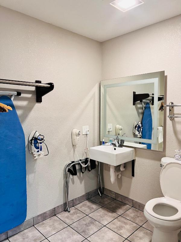 Queen Room - Accessible/Non-Smoking image 2