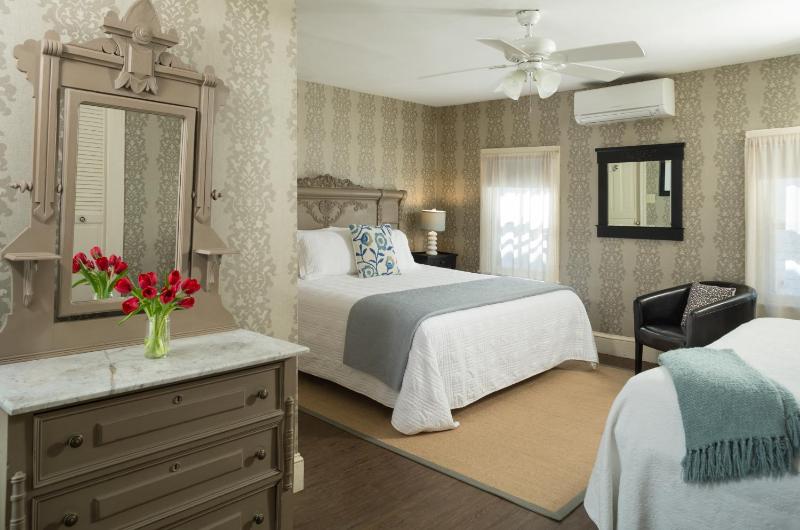 Deluxe Quadruple Room image 2