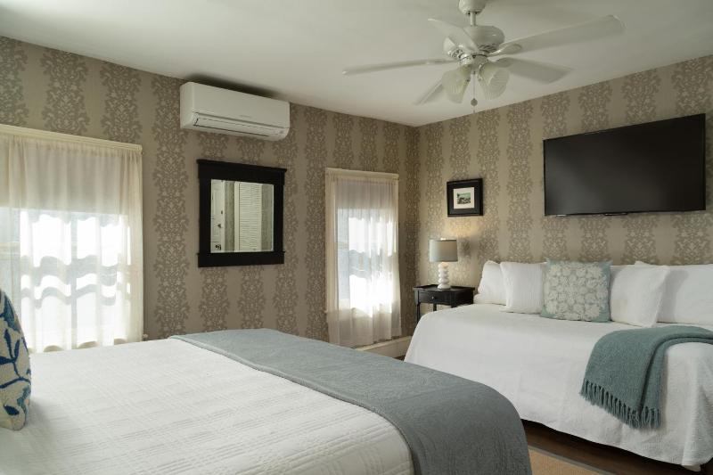 Deluxe Quadruple Room image 4