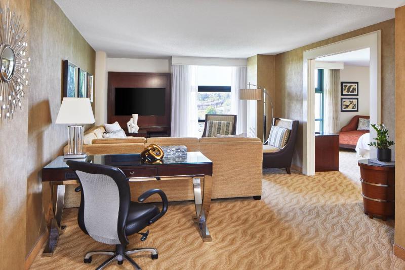 Concierge level, 1 Bedroom Junior Suite, 1 King image 1