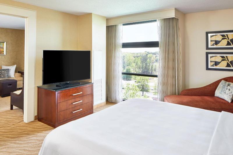 Concierge level, 1 Bedroom Junior Suite, 1 King image 3