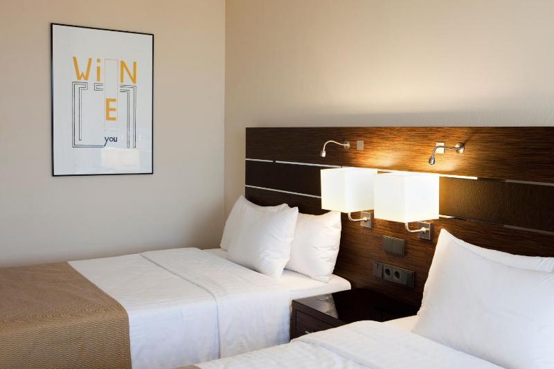 Deluxe Twin Room image 3