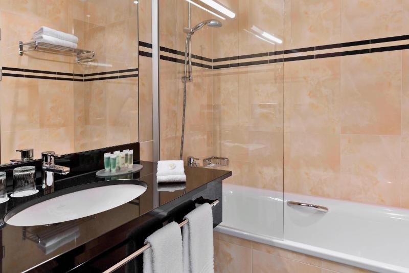 Standard King Room image 4