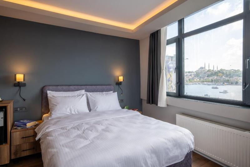 Deluxe Double or Twin Room with Sea View image 3