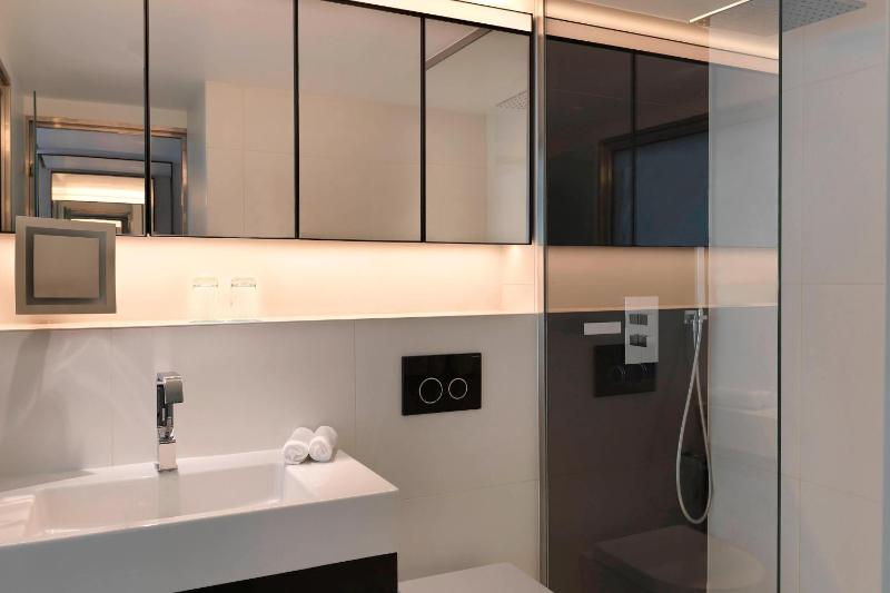 Superior King Room with City View - High Floor image 3