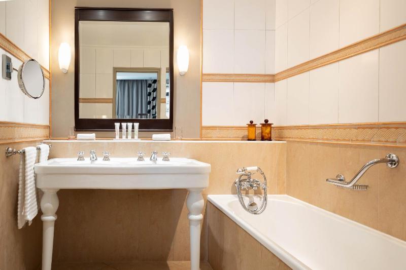 Superior King Room with City View - High Floor image 2