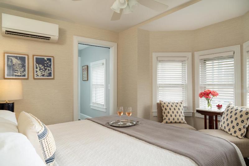 Deluxe King Room image 1