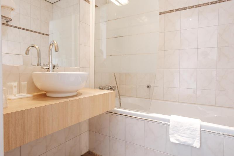Standard Twin Room image 1