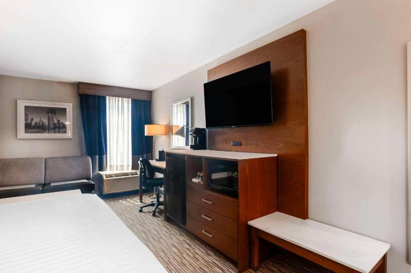 King Room with Walk-in Shower - Mobility Access/Non-Smoking image 4