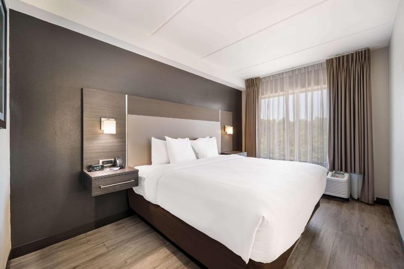 King Suite - Non-Smoking image 1