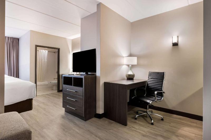 Queen Suite with Two Queen Beds - Non-Smoking image 4