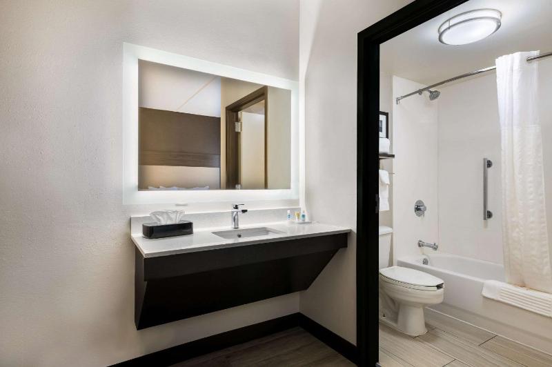 Queen Suite with Two Queen Beds - Non-Smoking image 3